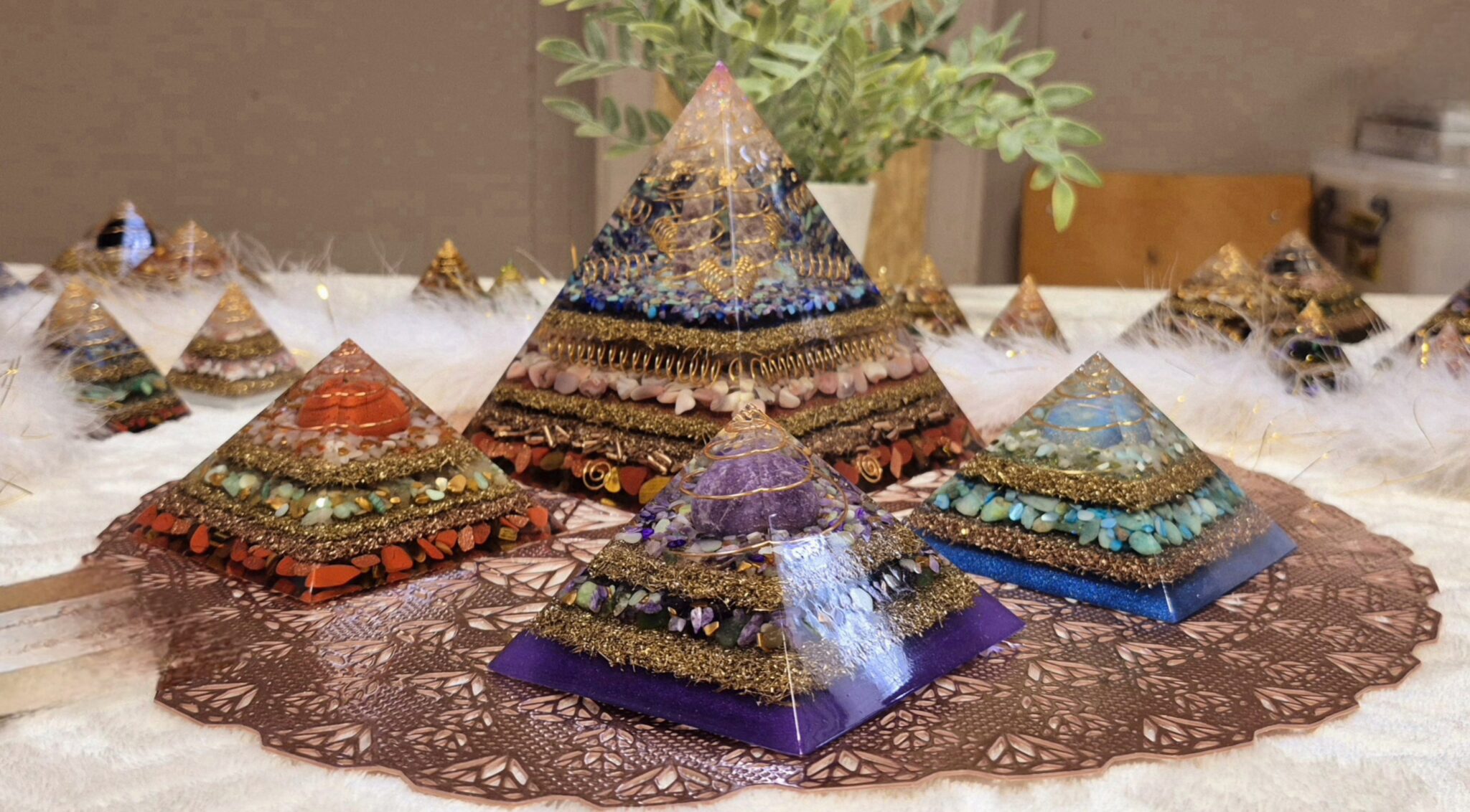 orgonite piramides op tafel