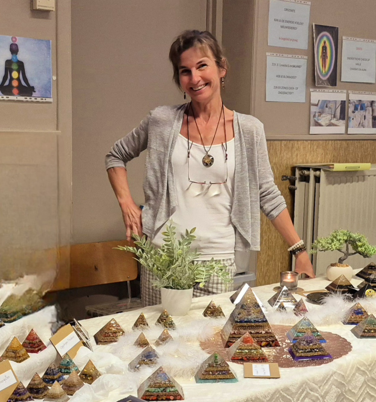 tafel met orgonites op spirituele beurs