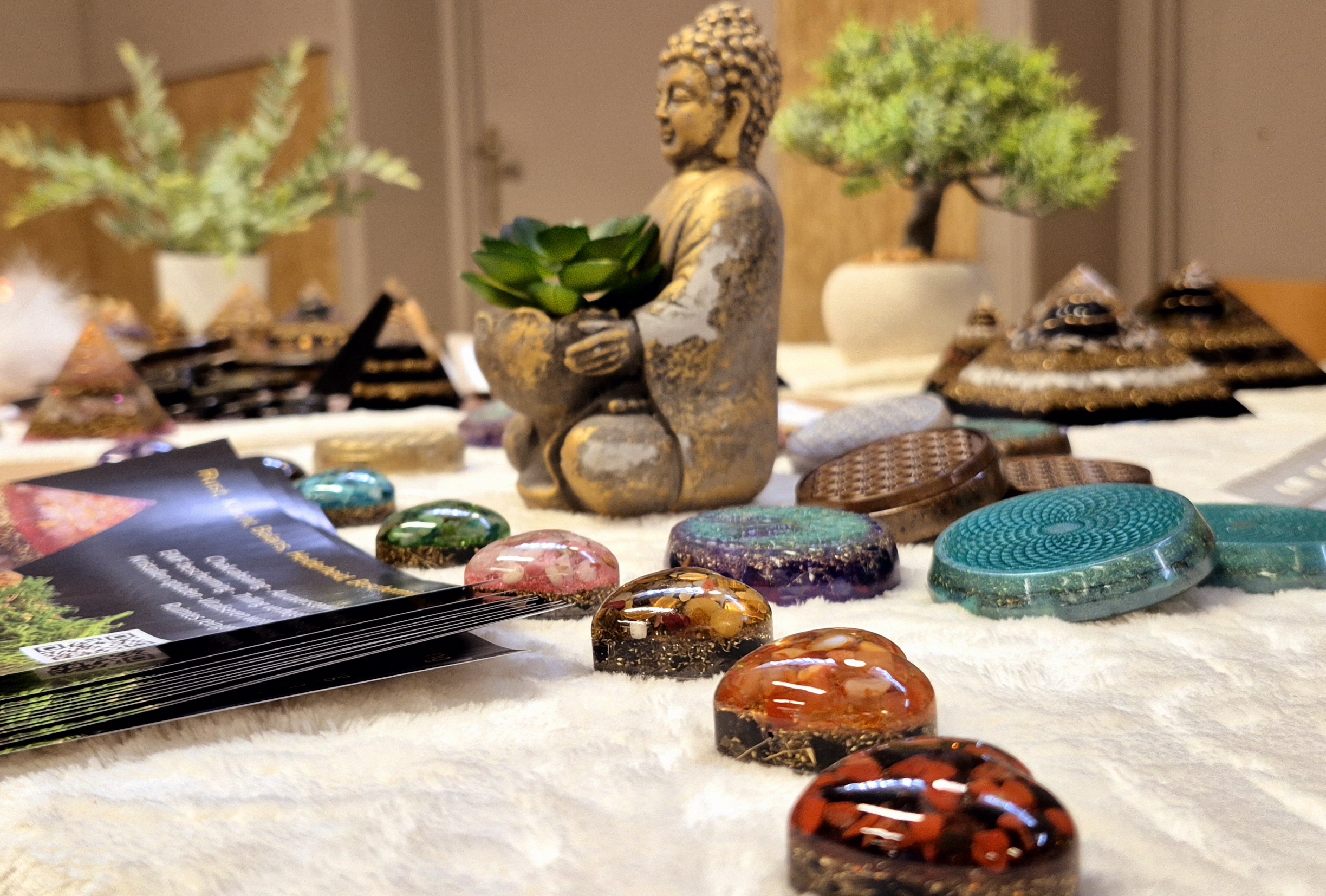 orgonite hartjes en boeddha op tafel