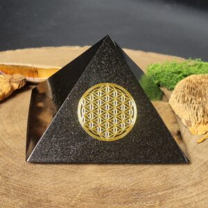 orgonite piramide zwart met flower of life goud
