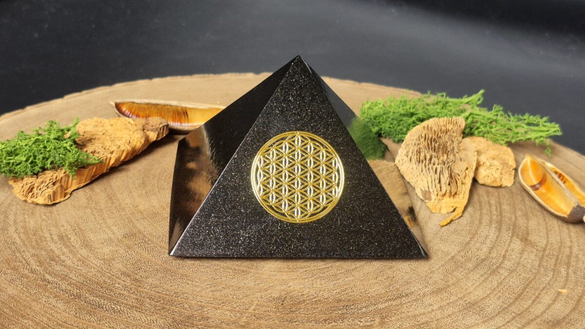 orgonite piramide zwart met flower of life goud