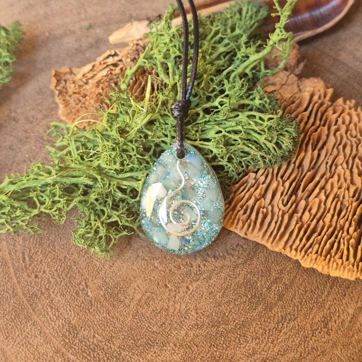 orgonite hanger blauw wit zilver drupvorm