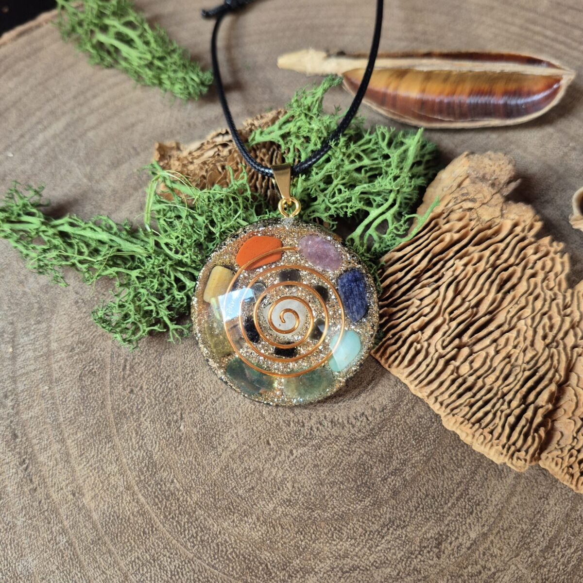 orgonite amulet diverse kleuren spiraal goudkleur