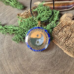 orgonite amulet yin yang blauw wit