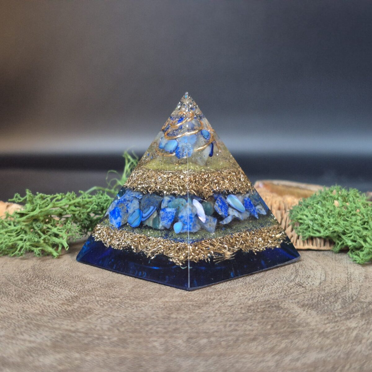 orgonite piramide hoogblauw lagen metaal en lagen kristallen