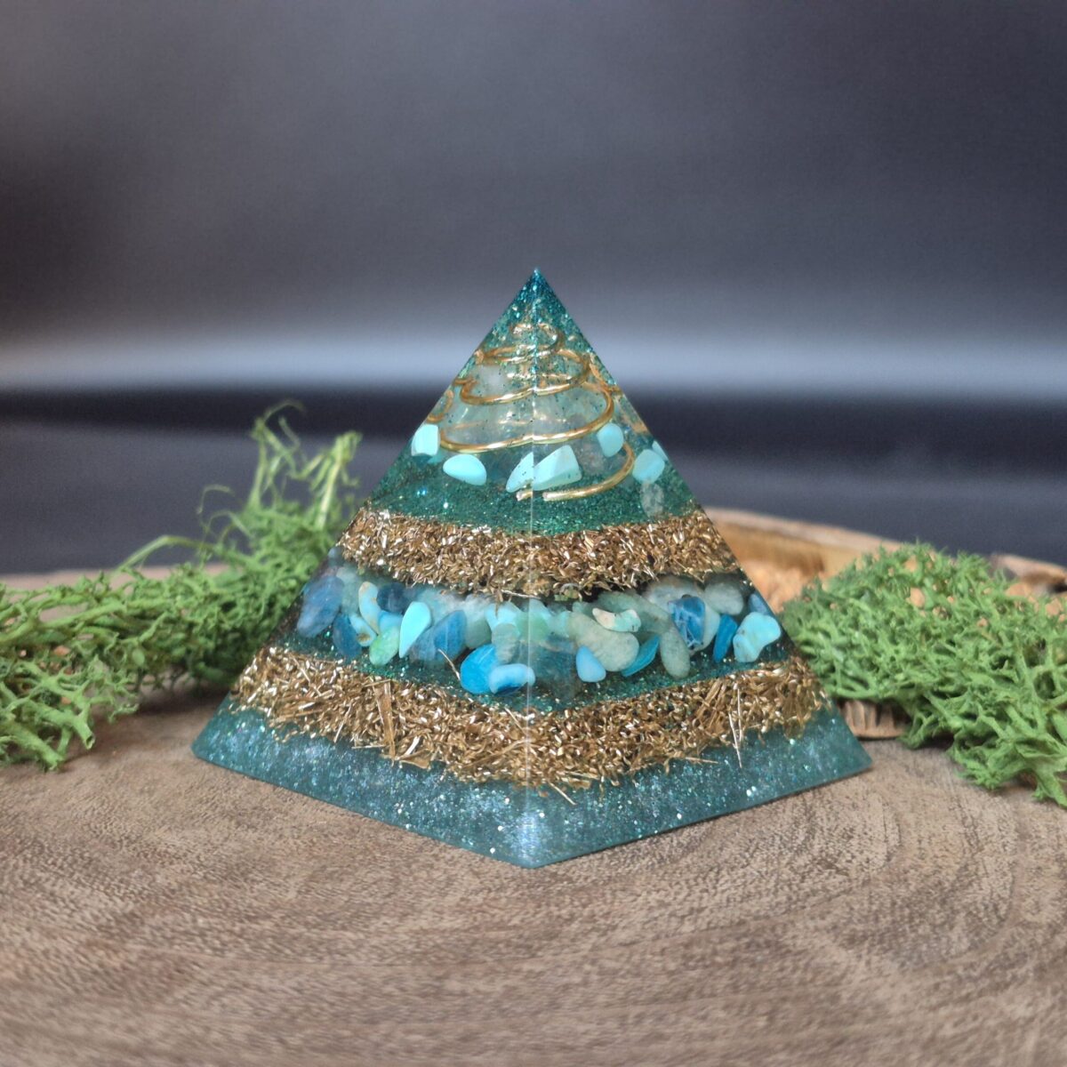 orgonite piramide turkoois lagen metaal en lagen kristallen