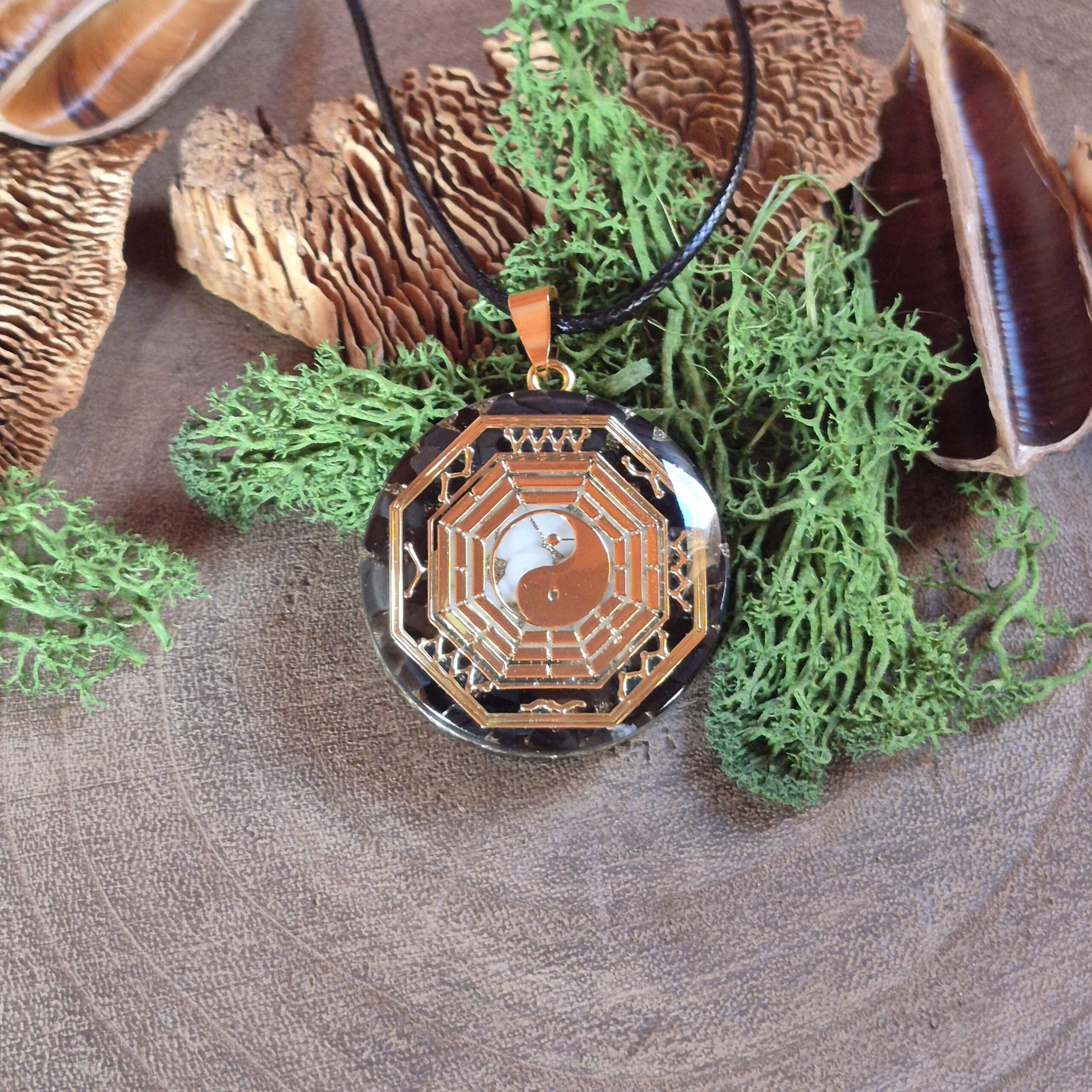 orgonite amulet yin yang zwart wit goud