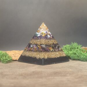 orgonite piramide wit zwart groen paars lagen metaal en lagen kristallen