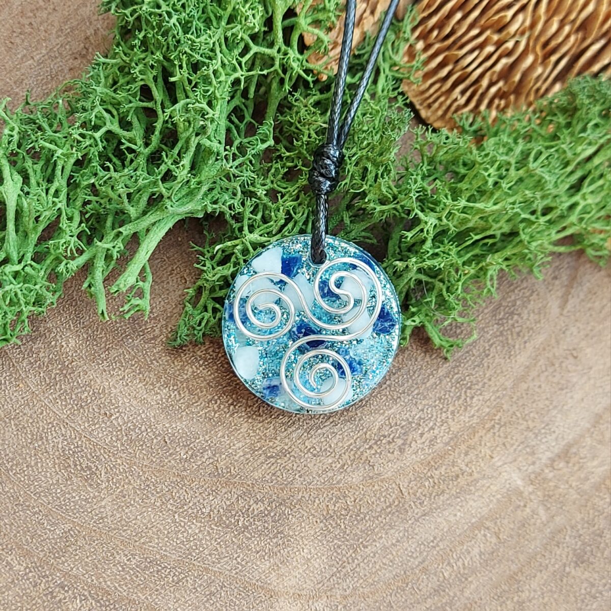 orgonite hanger rond blauw wit triskelion