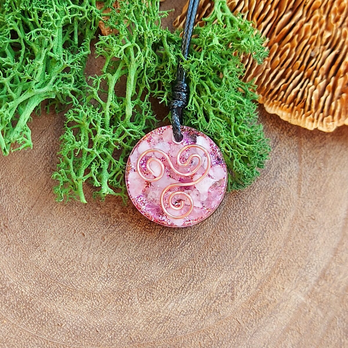 orgonite hanger rond roze triskelion