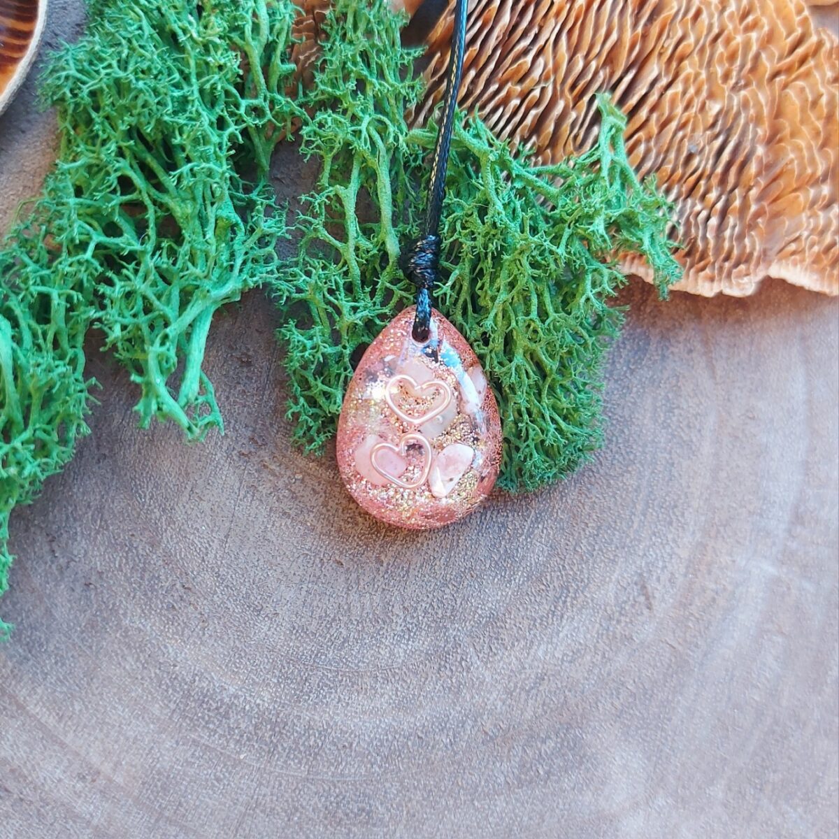 orgonite hanger drupvorm roze met twee hartjes