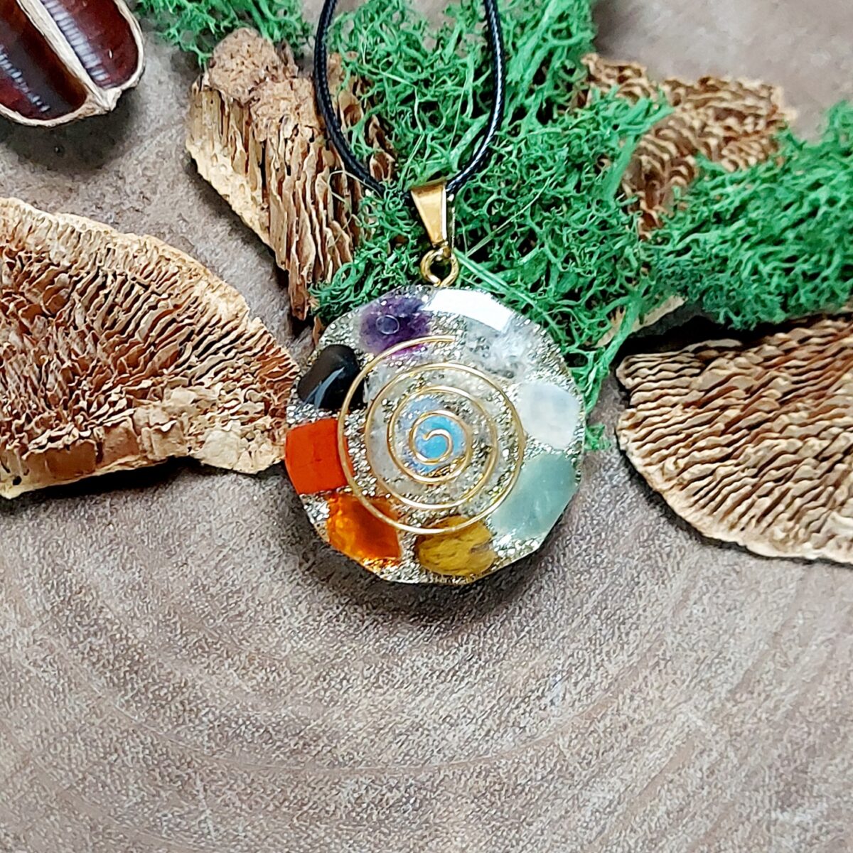 orgonite amulet diverse kleuren spiraal goud