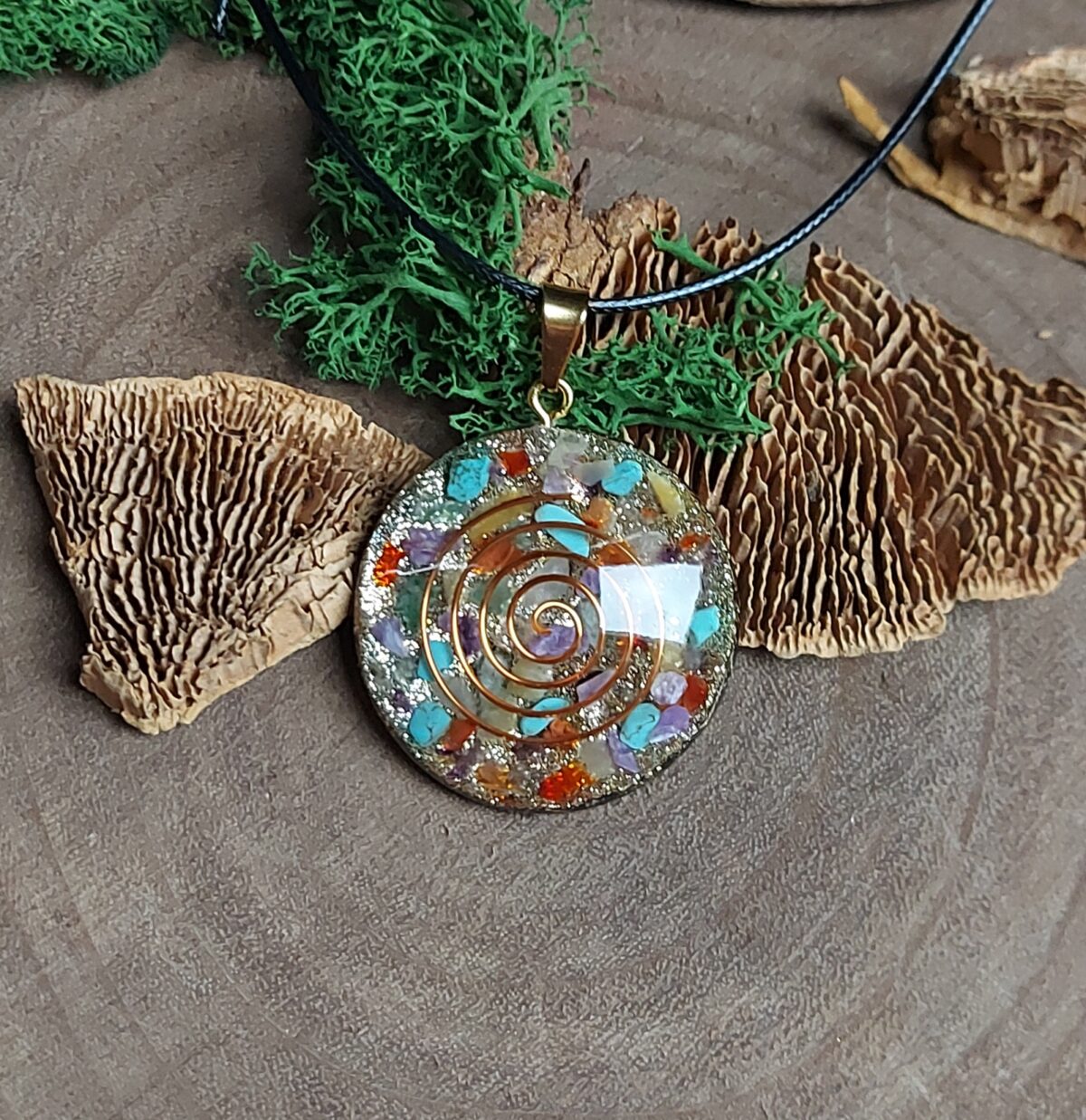 orgonite amulet rond diverse kleuren spiraal goud