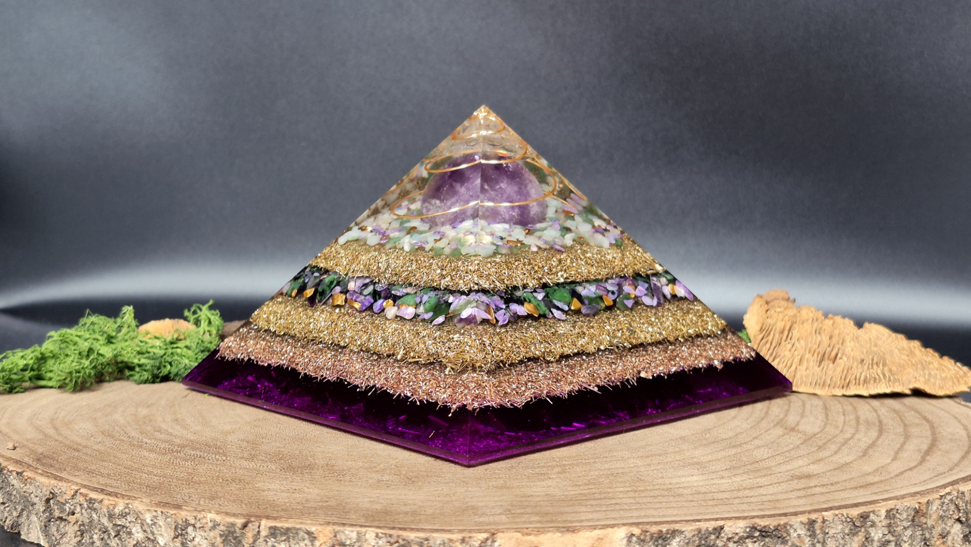 orgonite piramide paars groen lagen metaal en lagen kristallen