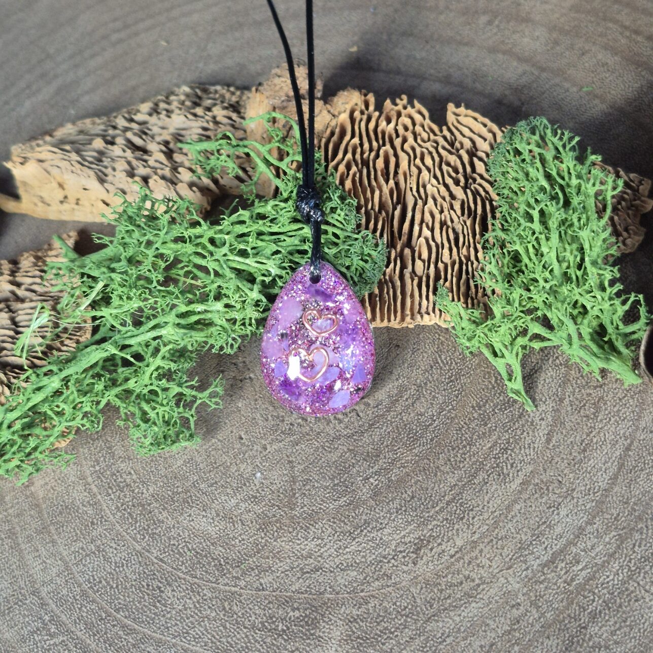 orgonite hanger in drupvorm, licht paars met hartjes