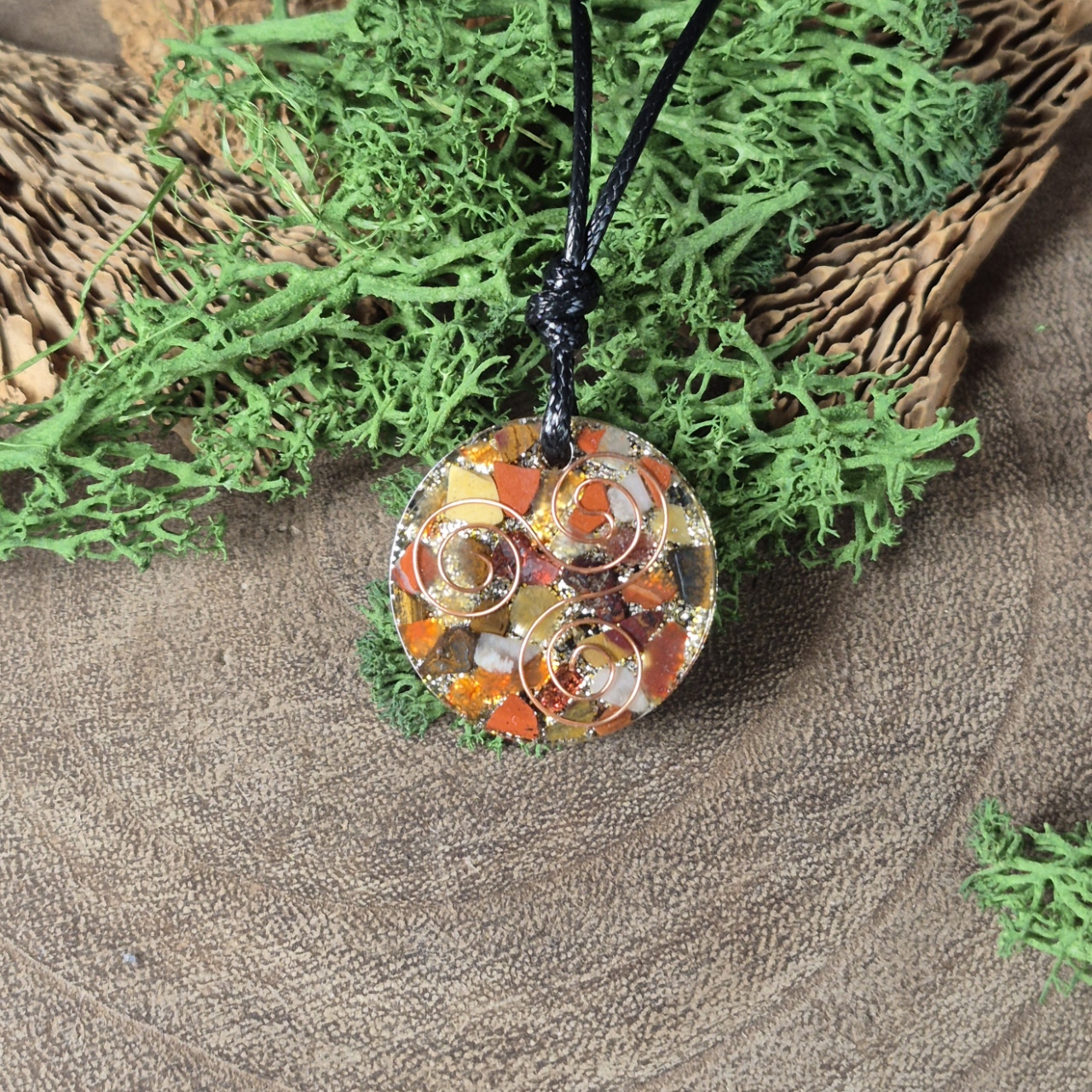 orgonite hanger diverse kleuren bruin rond triskelion