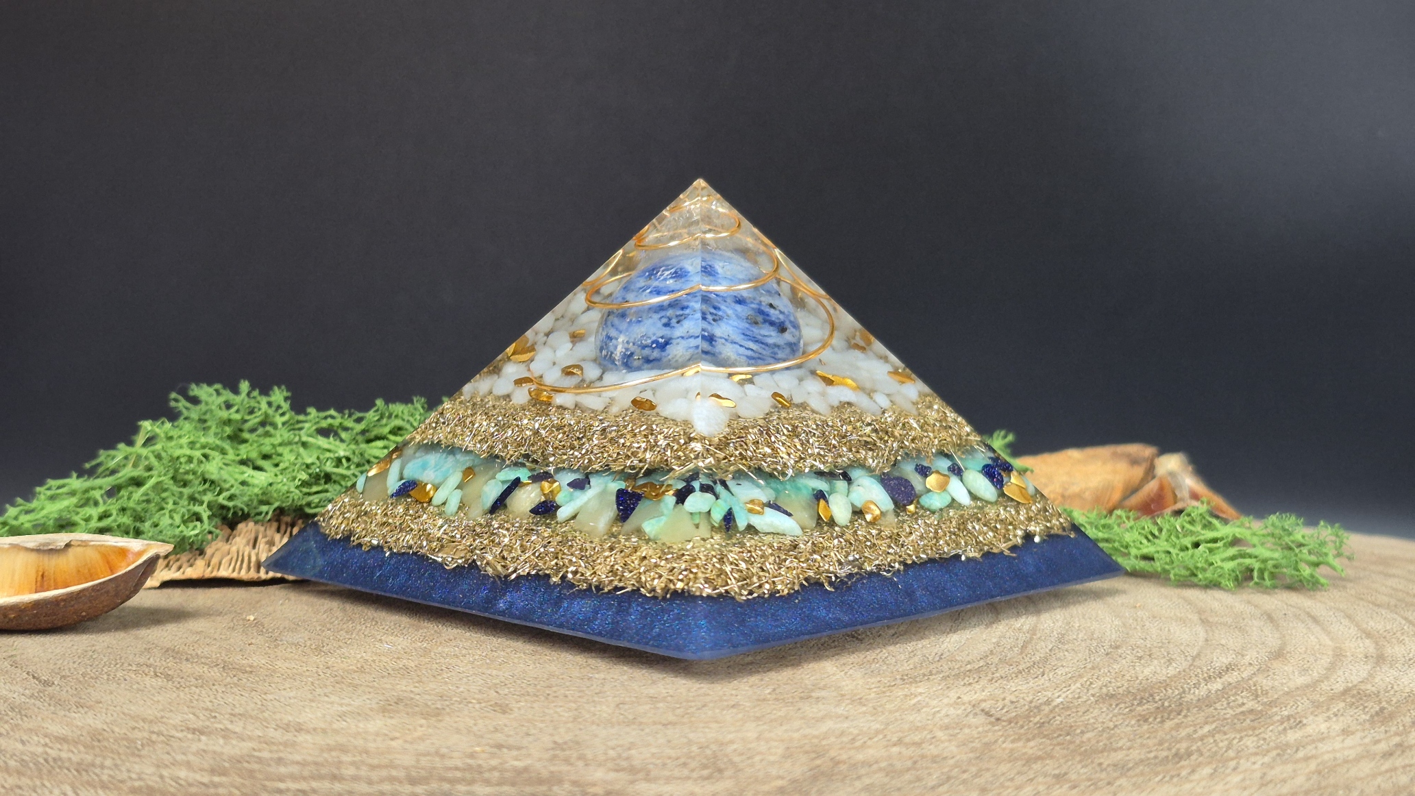 orgonite piramide blauw groen goud lagen metaal en lagen kristallen