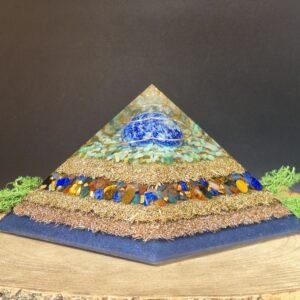 orgonite piramide lagen metaal lagen kristallen, blauw groen bruin