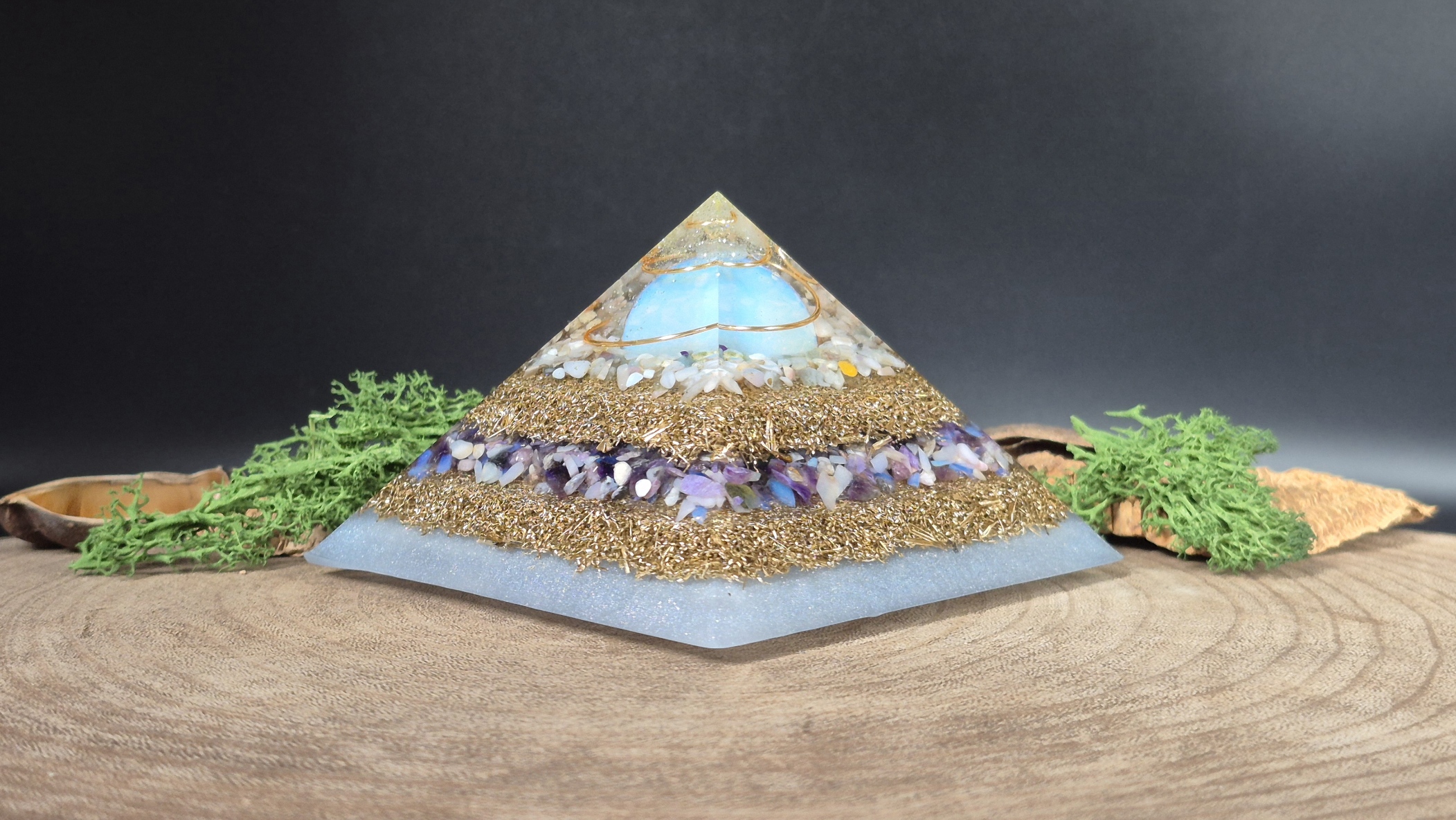 orgonite piramide lagen metaal en lagen kristallen bol opaliet