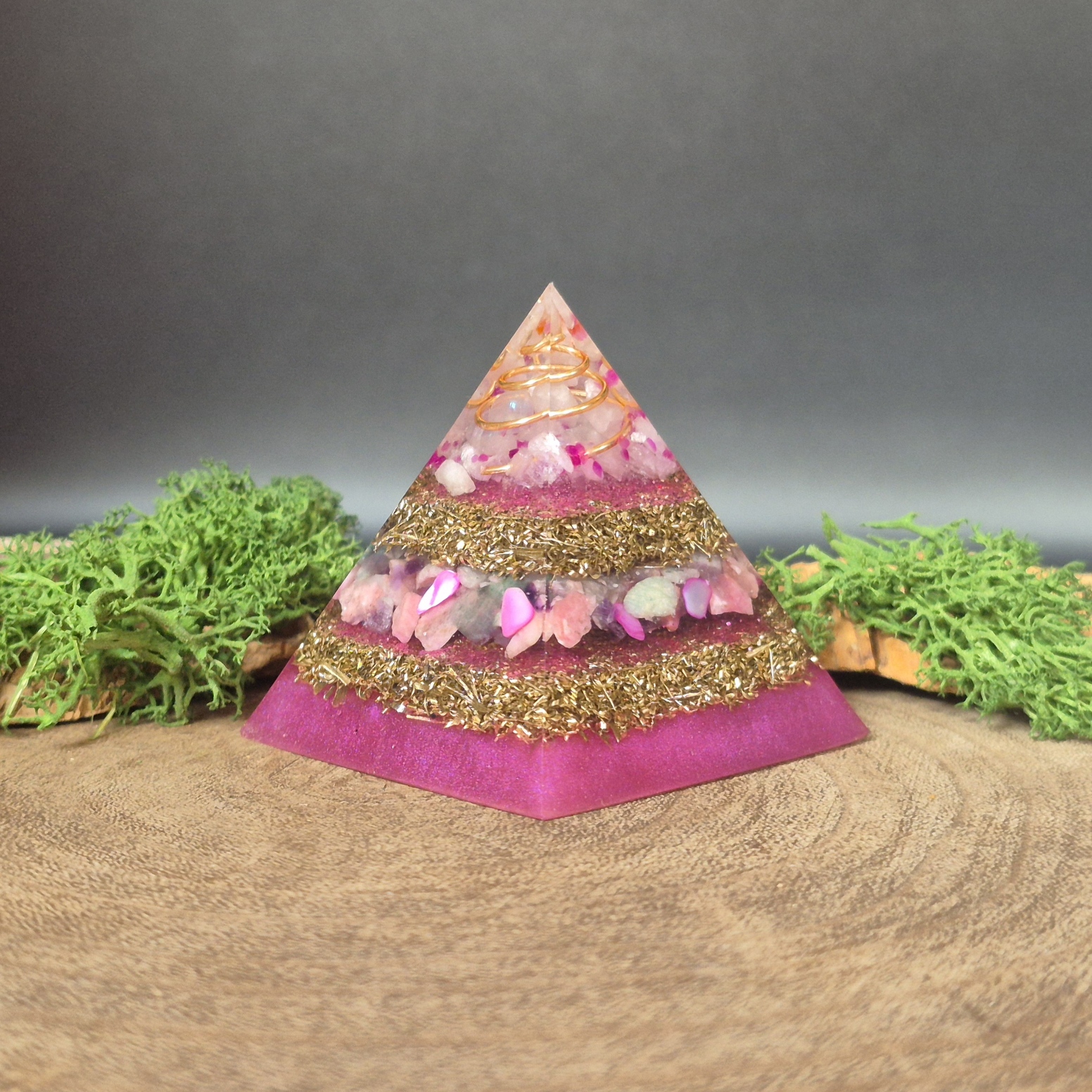 orgonite piramide lagen metaal en lagen kristallen roze