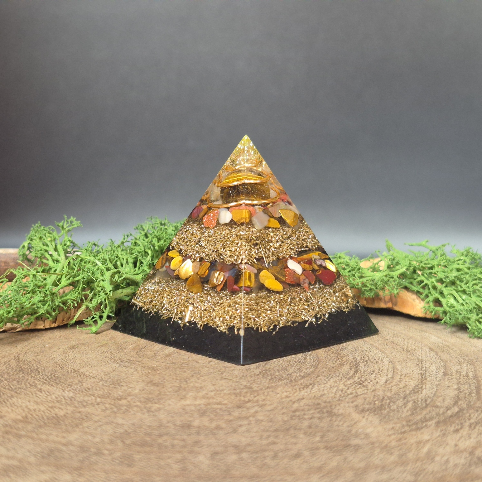 orgonite piramide bruin zwart lagen metaal en lagen kristallen