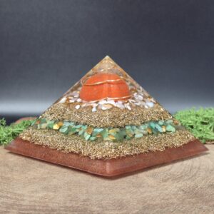 orgonite piramide lagen metaal en lagen kristallen rood groen wit