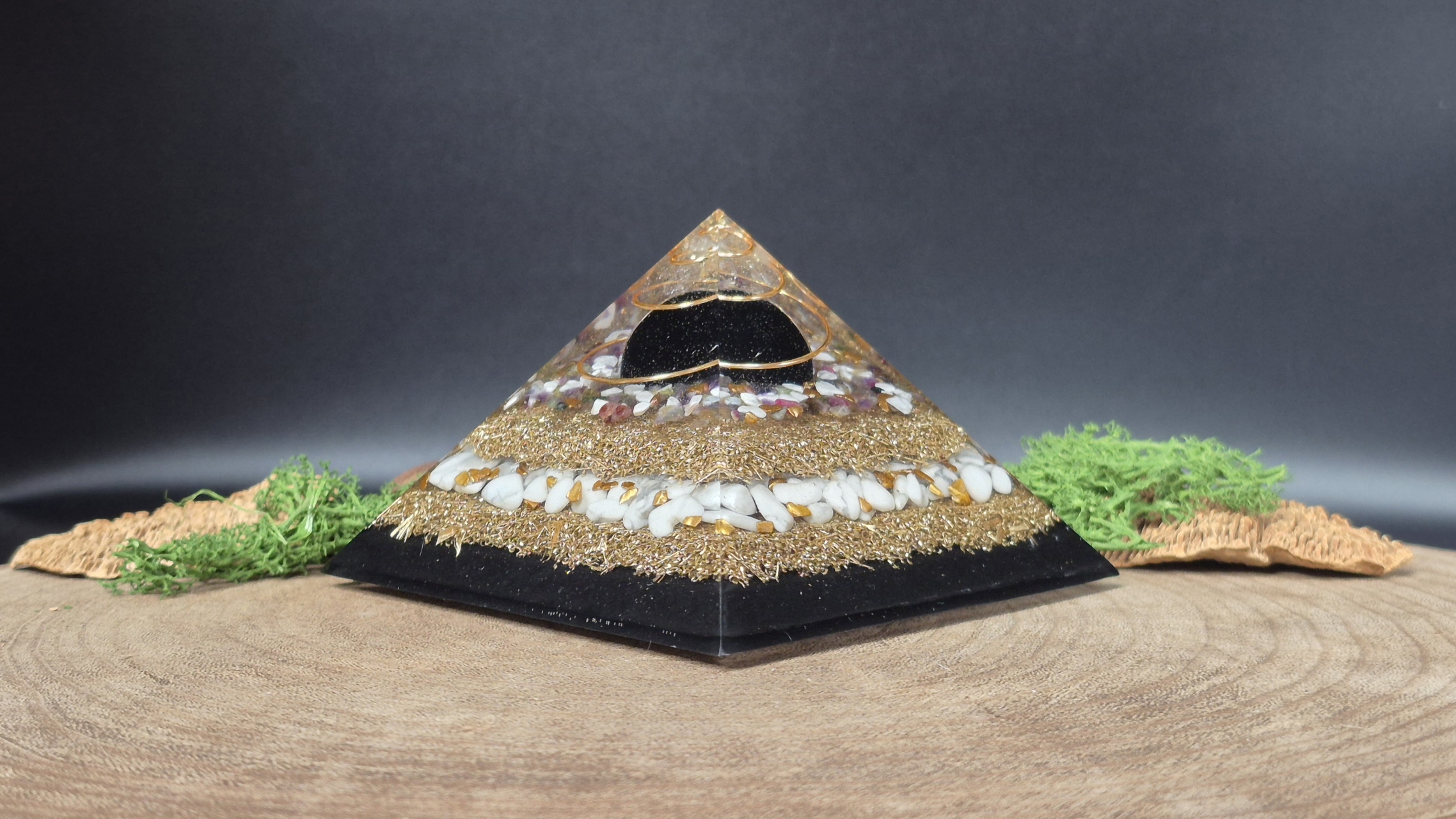 orgonite piramide lagen metaal en lagen kristallen wit zwart