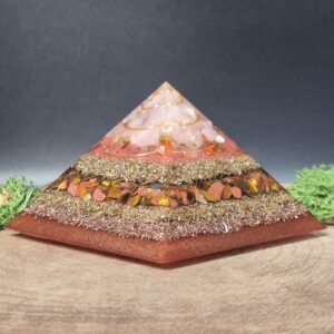 orgontie piramide lagen metaal en lagen kristallen roze bruin