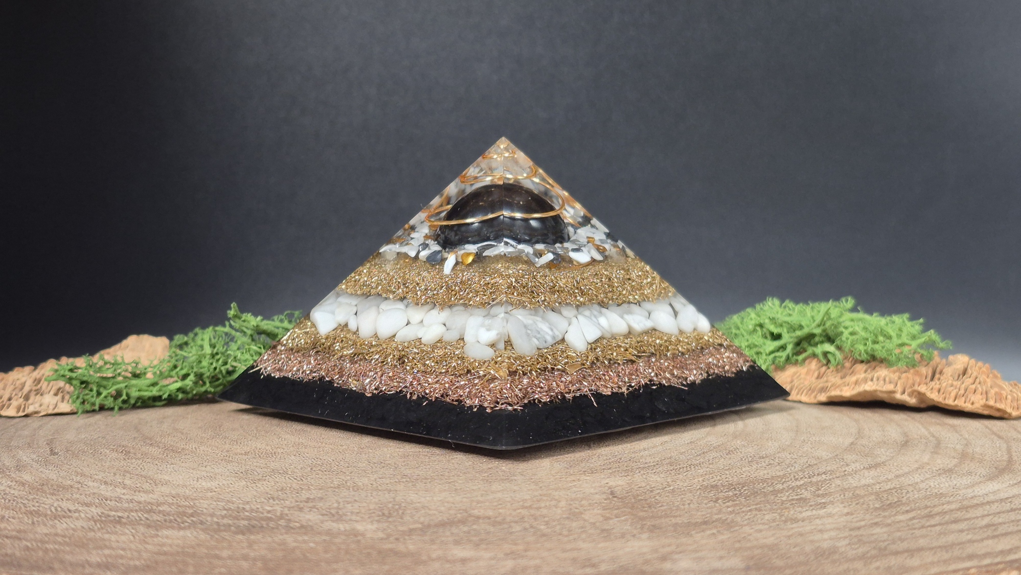 orgonite piramide wit zwart