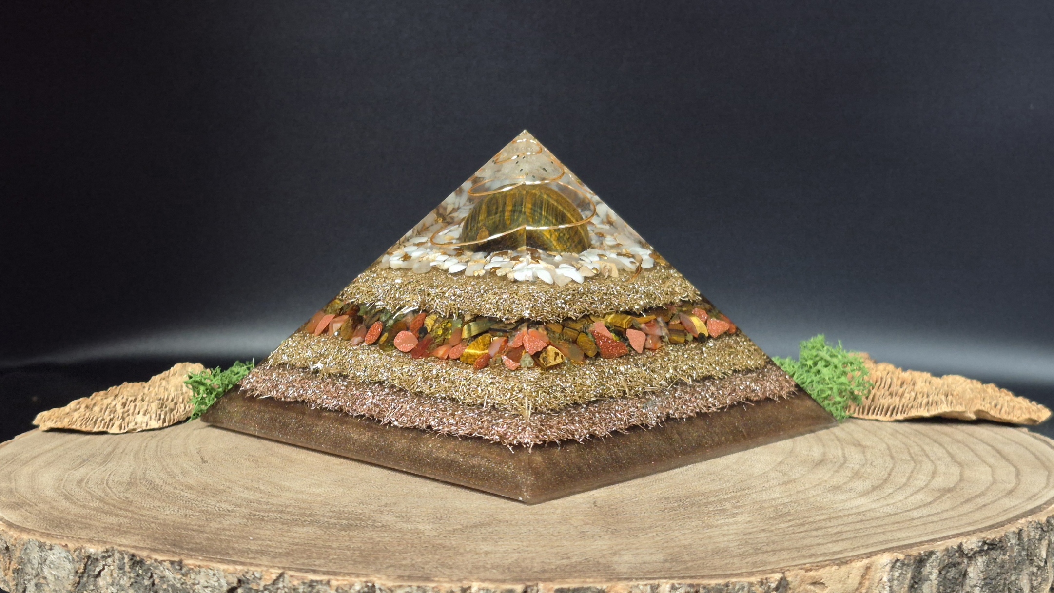 orgonite piramide bruin ecru goud
