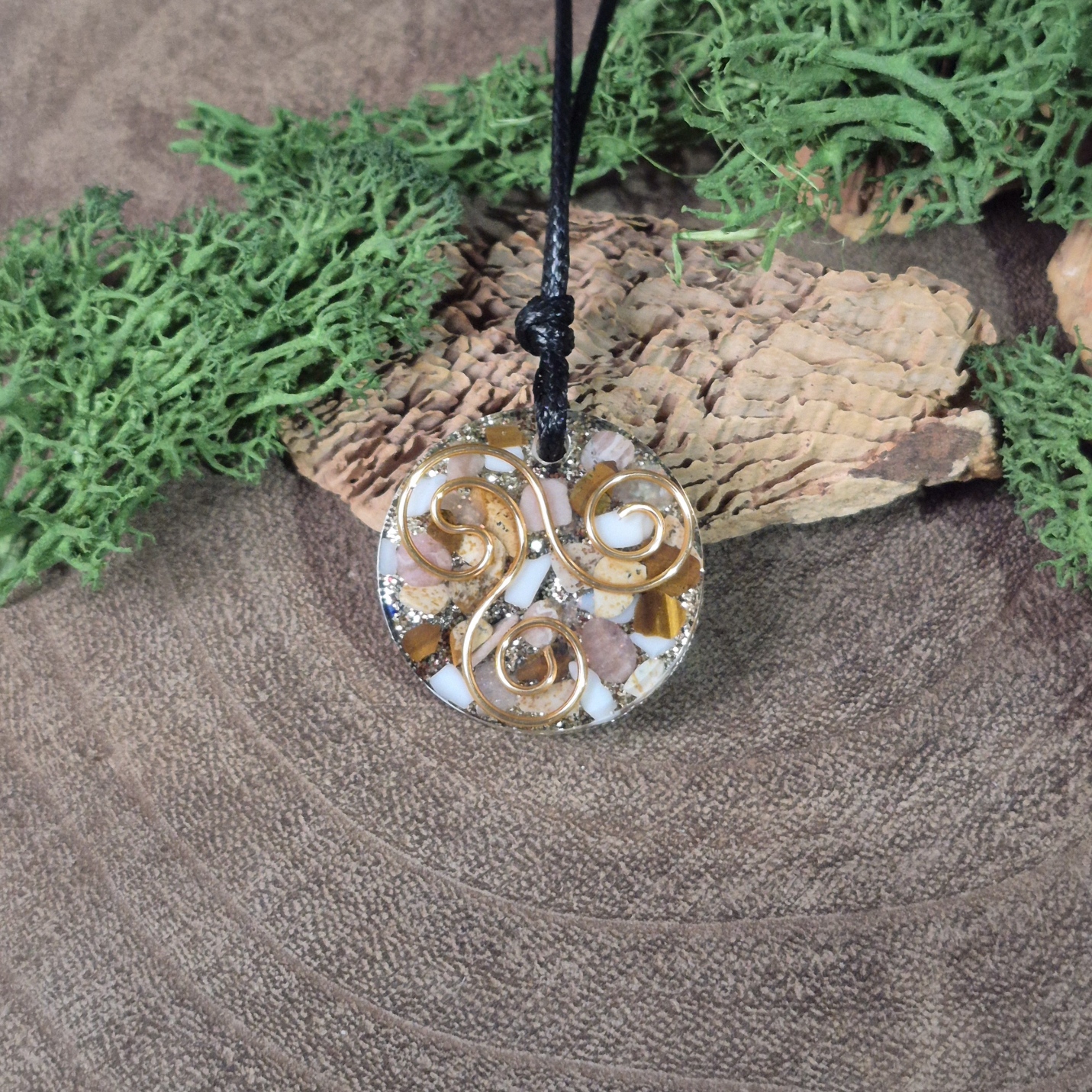 orgonite hanger rond wit bruin